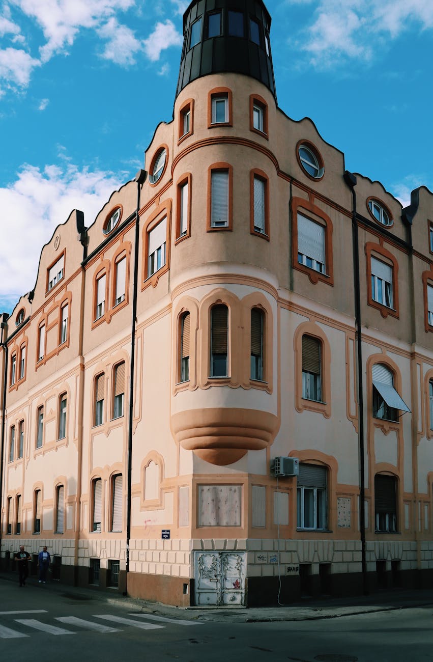 Архитектурные детали старинного здания в центре Нови-Сада